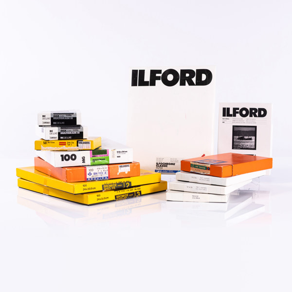 Mörkrumsutrustning, fotopapper, ett parti, Ilford, Kodak, m.m.