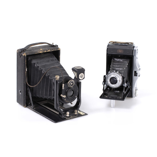 Äldre bälgkameror, 2 st, bl a Zeiss-Ikon Nettar