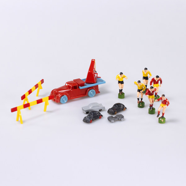 Småbilar, fotbollsfigurer, bl a Märklin, längsta 12 cm
