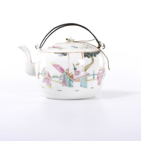 Tekanna, Kina, dekor med figurscen, höjd 11,5 cm