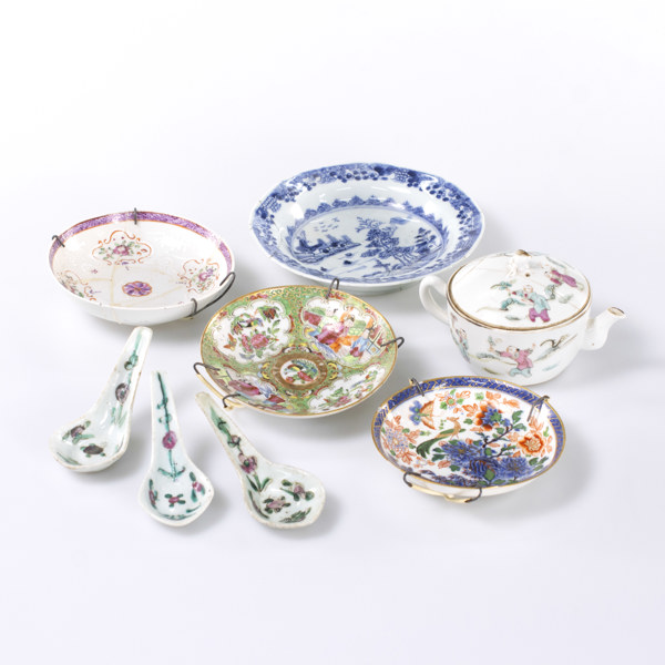 Porslin, 8 delar, Kina, största diameter 16 cm