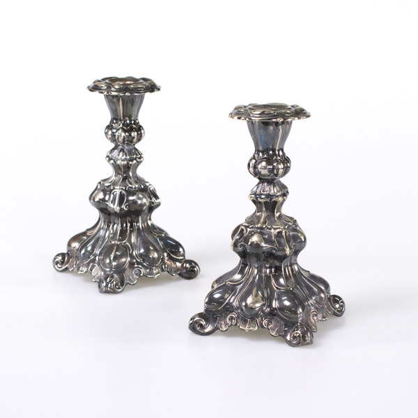 Ljusstakar, ett par, rokokostil, nysilver, höjd 18,5 cm