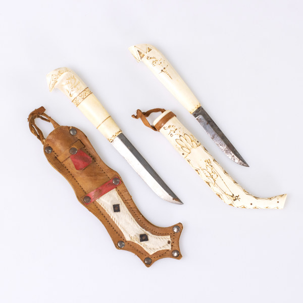 Knivar, 2 st, horn och stål, längd 22 cm och mindre