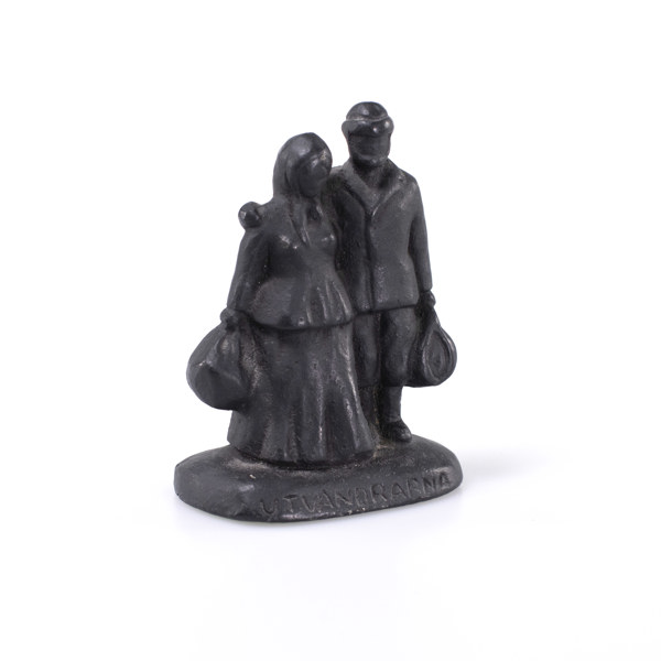 Xenia Claesson, skulptur, gjutjärn, "Utvandrarna", höjd 11 cm