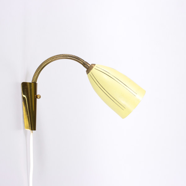 Vägglampa, gulmetall/plåt. 50/60-tal