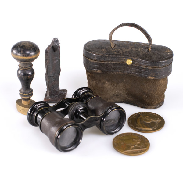 Teaterkikare, medaljer, sigill, skulptur