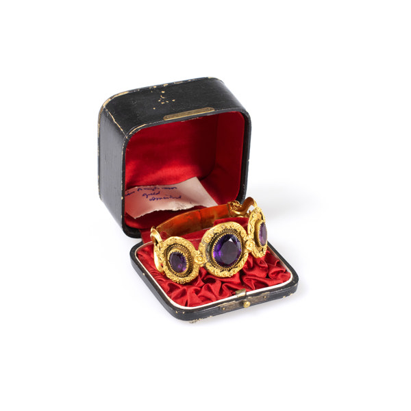 Äldre armband, guldfärgat med lila stenar, diameter ca 18 cm