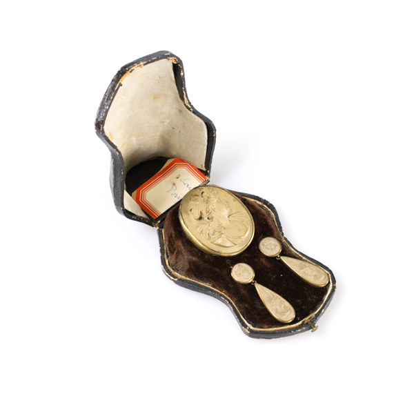 Camébrosch, örhängen, lava infattade i förgyllt silver