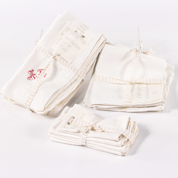 Linneservetter, 18 st, med monogram