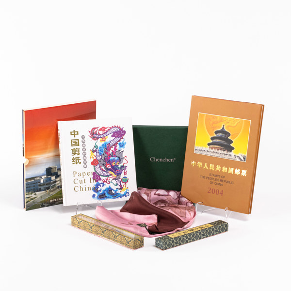 Kinesiskt, 5 delar, bl a frimärke, scarf, m.m.