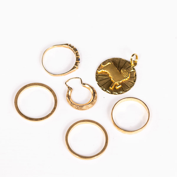 Diverse 18k guld, vikt 10,7 gram