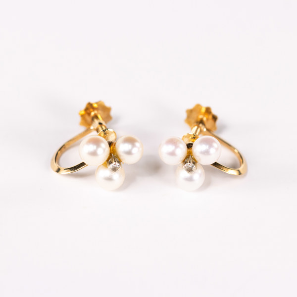 Örhängen, ett par, 18k guld med pärlor, vikt 2,3 gram