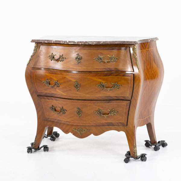 Byrå i rokokostil, 1900 tal, bredd 86 cm