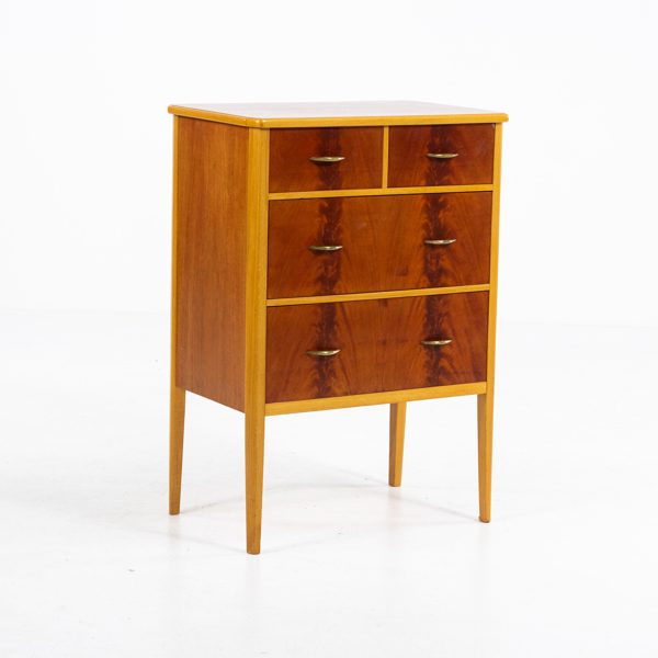 Byrå, fyra lådor, 1900-talets mitt, höjd 85 cm