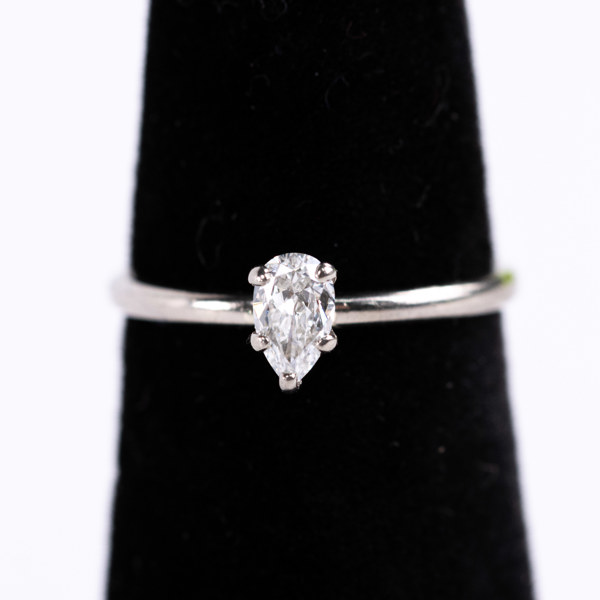 Solitärring, 18k vitguld, päronslipad diamant 0,3 ct