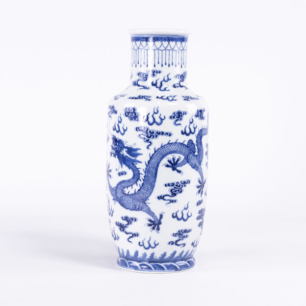 Vas, porslin, Kina, dekor av drakar, höjd 35 cm