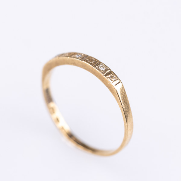 Ring, 18k guld, med 3 små diamanter, storlek 17, vikt 1,6 gram