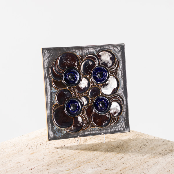 Olle Alberius, väggrelief, "Kavalkad", Rörstrand, 30,5x30,5 cm