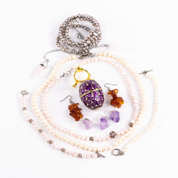 Diverse smycken, pärlcollier, örhängen, m.m.