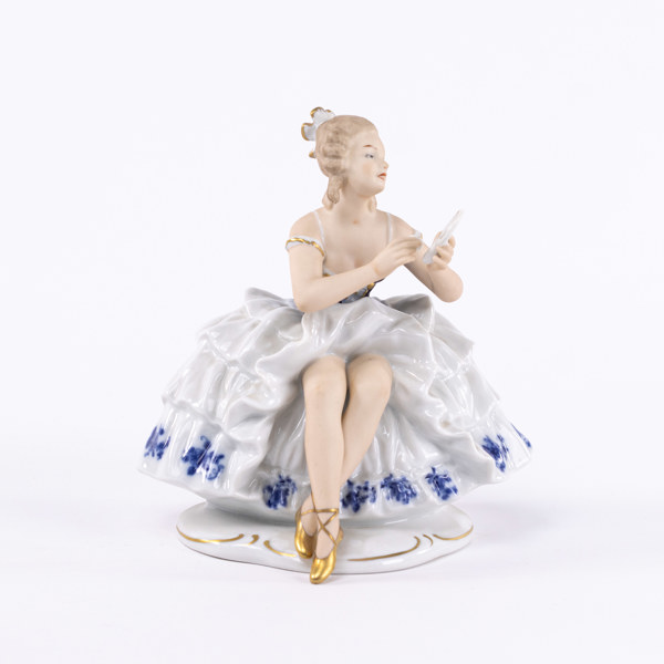 Figurin, Wallendorf, sittande kvinna, höjd 18 cm