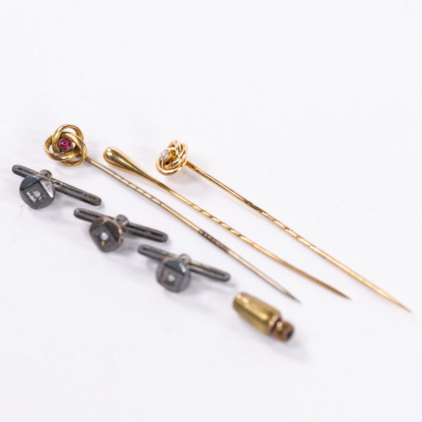 Kravattnålar, skjortknappar, bl a 18k guld