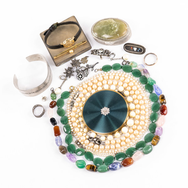 Smycken, bijouterier, ett parti, bl a puderdosa i silver