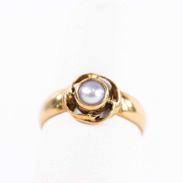 Ring med pärla, 18k guld, storlek 17,5, vikt 3,5 gram