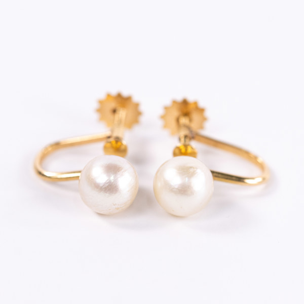 Örhängen, ett par, 18k guld med pärla, vikt 2,4 gram