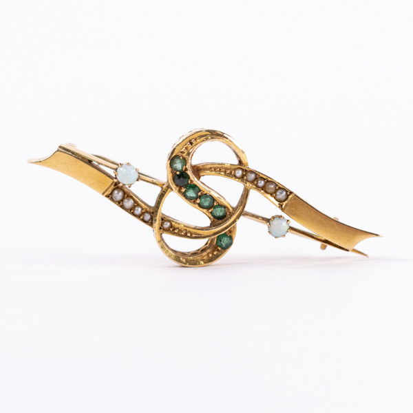 Brosch, 18k guld, gröna och vita stenar, bredd 4,5 cm, vikt 4,6 gram