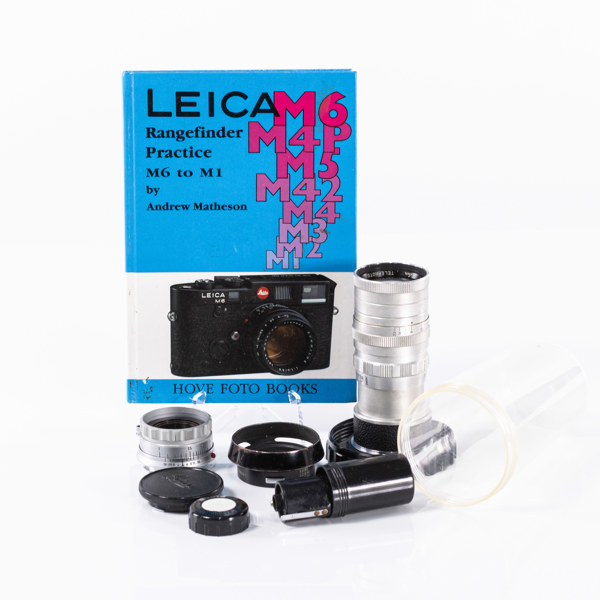 Tillbehör till Leica, bl. a. Sun 135 mm/1:3.5, motljusskydd, m.m.