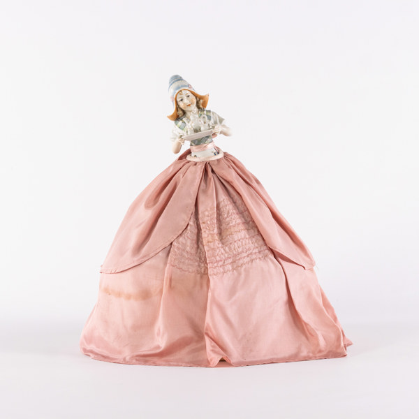 Tehätta, porslin/textil, höjd 42 cm