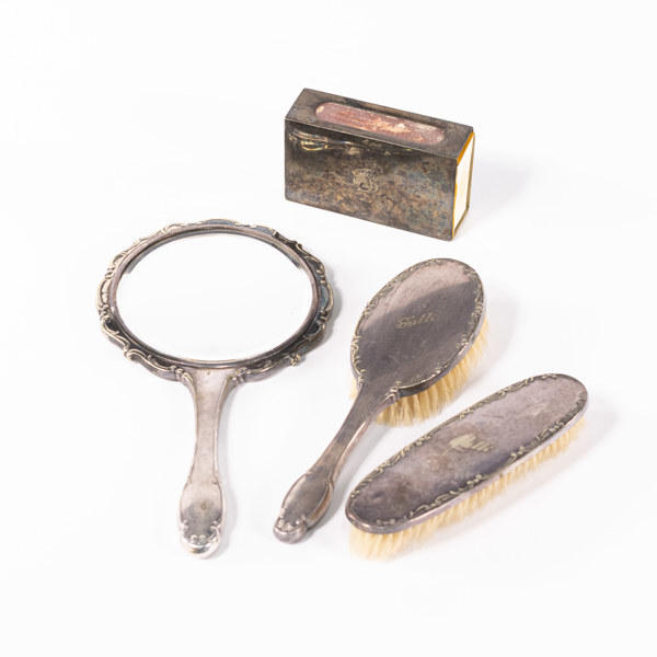Nysilverföremål, 4 delar, bl a handspegel, borstar