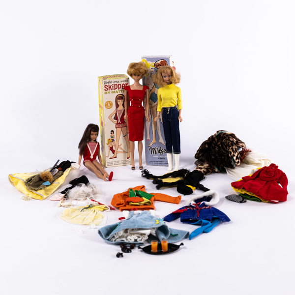 Äldre Barbie, Midge och Skipper, med tillbehör/kläder, delvis i ask