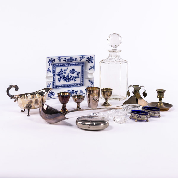 Diverse nysilver, glas, porslin och mässing, 17 delar, bl a karaff