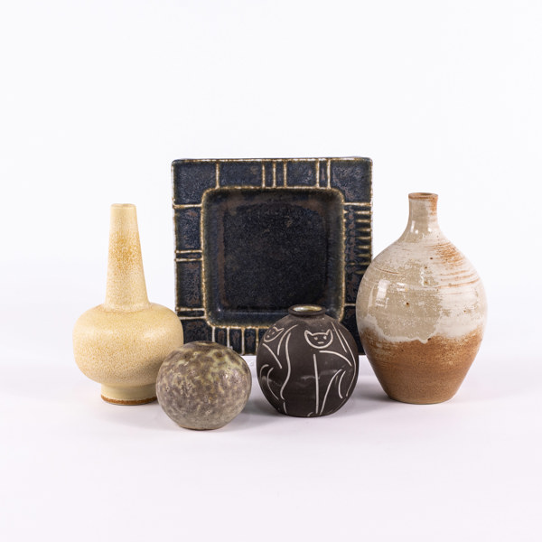 Signerat stengods, 5 delar, bl a Carl-Harry Stålhane, högsta 17 cm