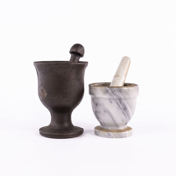 Mortlar, 2 st, gjutjärn, marmor, högsta 15 cm