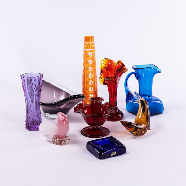 Färgat glas, 9 delar, vaser, skålar, m.m., bl a Höglund
