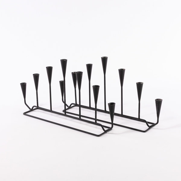 Ljusstakar, ett par, svartlackerad metall, höjd 25 cm