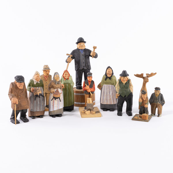 Träskulpturer, 12 st, delvis signerad, höjd 25 cm och mindre