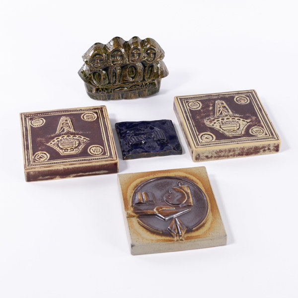 Väggreliefer, 5 st, bl. a. Thell, Holm, m.m., 17x17 cm och mindre