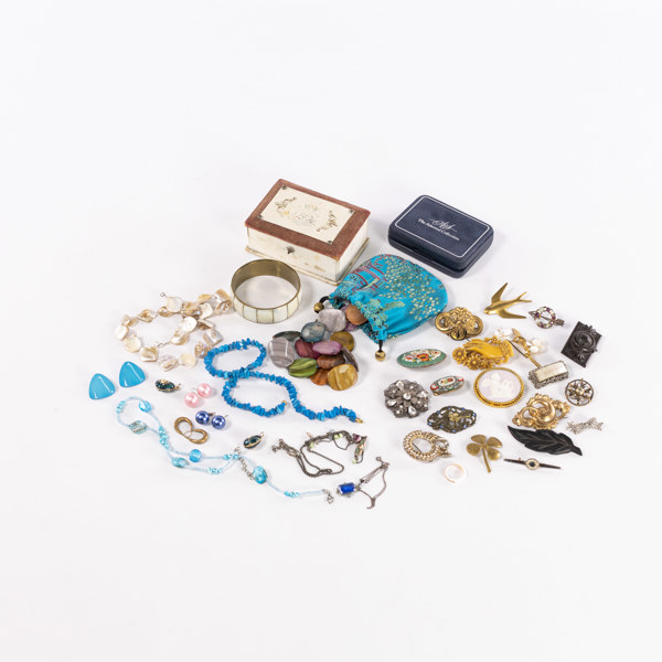Smycken, bijouterier, delvis äldre, ett parti