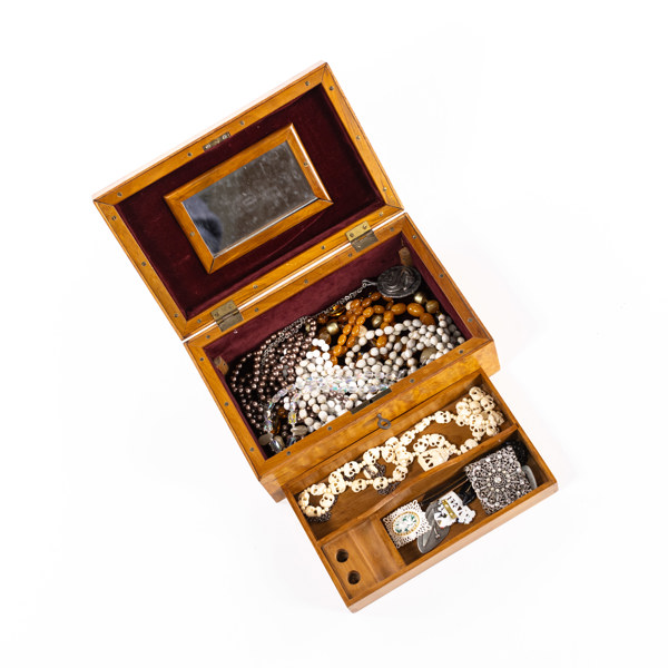 Diverse bijouterier i skrin, bl a 9 st halsband, broscher, m.m.