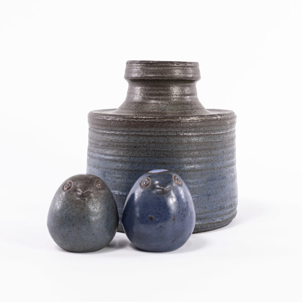 Oidentifierad formgivare, vas, skulpturer, 3 delar, signerade, höjd 20,5 cm och mindre