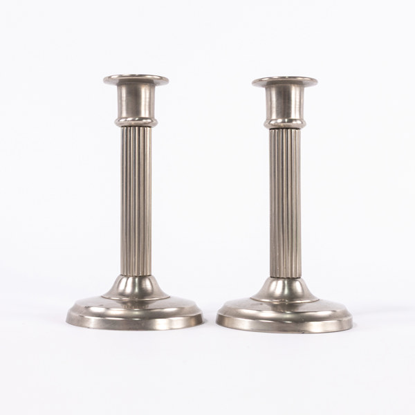 Kolonnljusstakar, ett par, vitmetall, höjd 15 cm