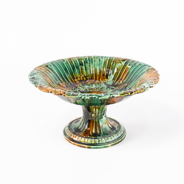 Fat på fot, majolika, höjd 12 cm, diameter 24,5 cm