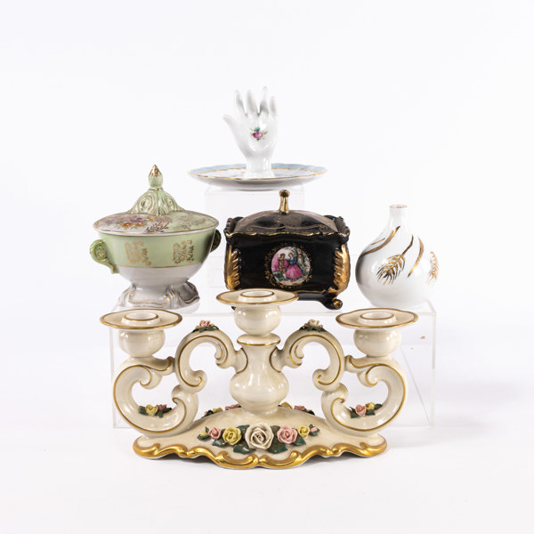 Porslin, 5 delar, ljusstake, lockaskar, m.m, högsta 14 cm