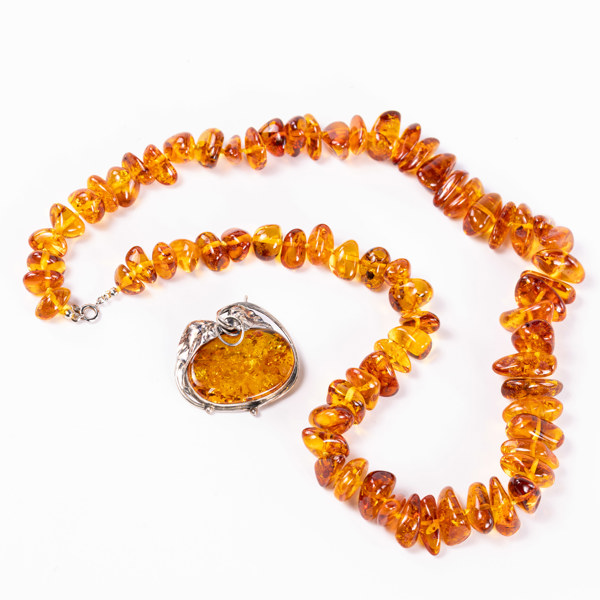 Smyckesset, 2 delar, halsband, brosch, bärnsten