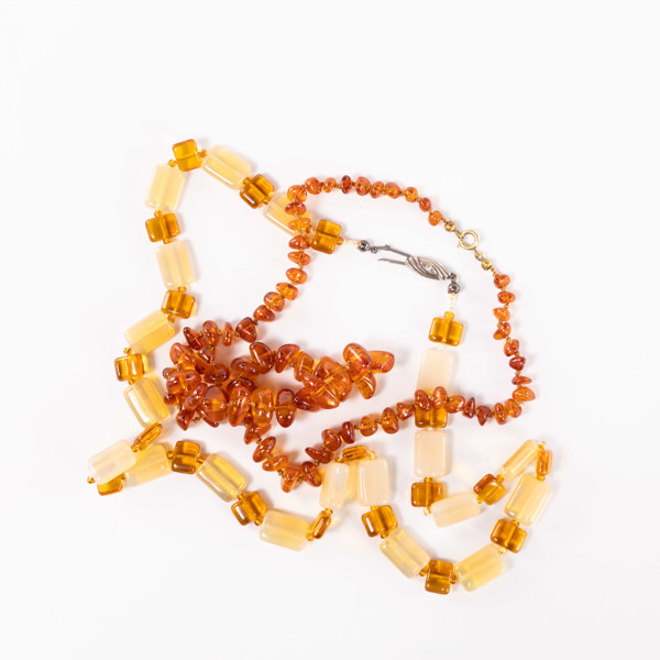 Halsband, 2 st, bl a bärnsten