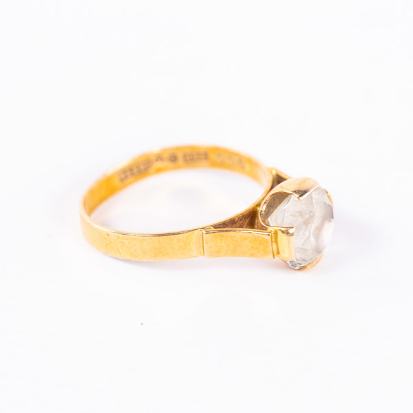 Ring, 18k guld, vit sten, storlek 16, vikt 2,5 gram