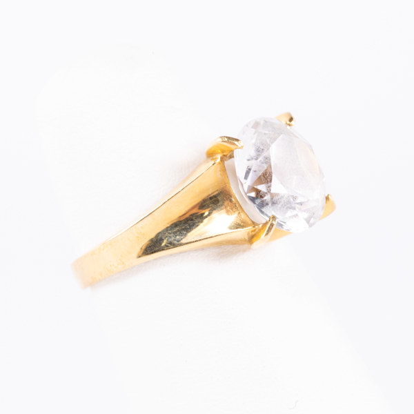 Ring, 18k guld, med vit sten, storlek 16, vikt 4,2 gram